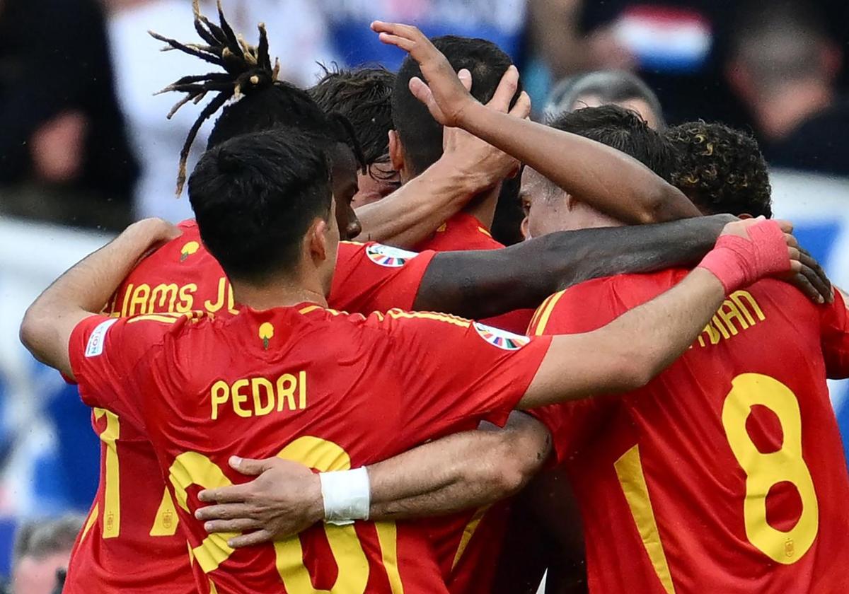 Los jugadores de La Roja celebran el gol de Carvajal.