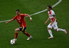 Fabián conduce el balón ante Modric.