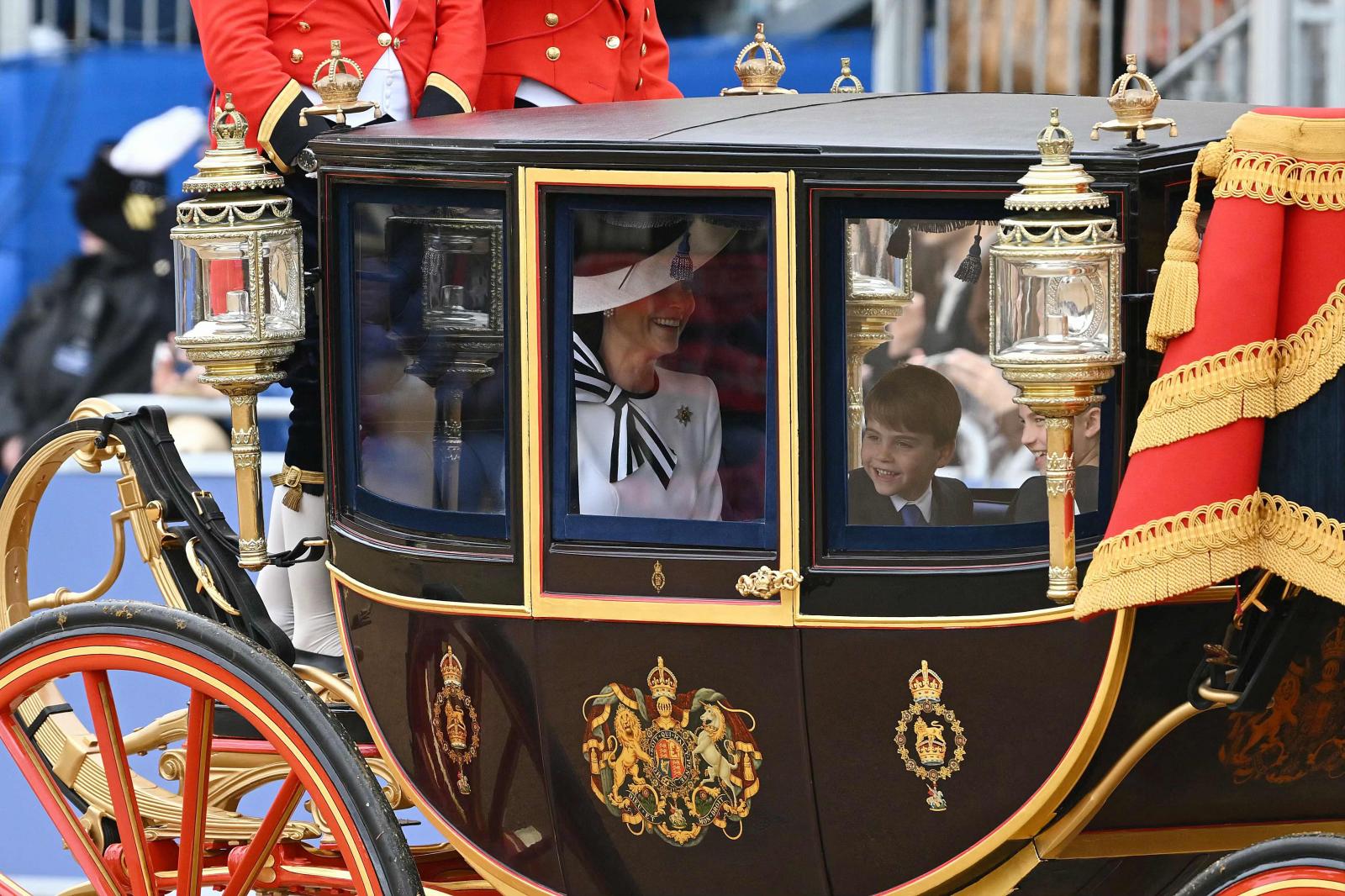 La Princesa de Gales se ha mostrado muy sonriente a pesar de la lluvia.