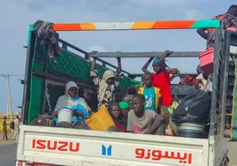 Desplazados sudaneses viajan en camión rumbo a la ciudad de Gedaref.