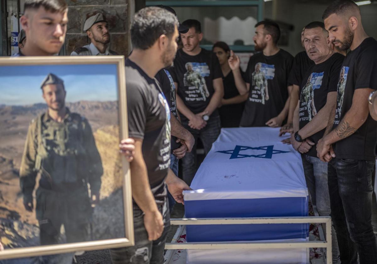 Funeral de uno de los soldados caídos el sábado.