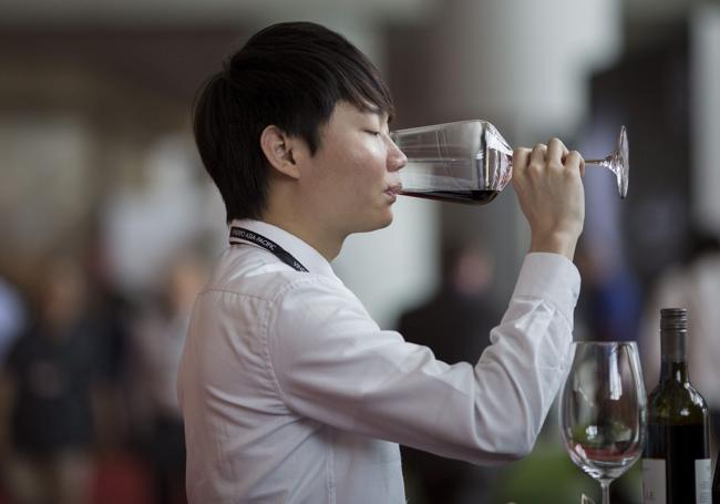 Un chino en una cata de vino.