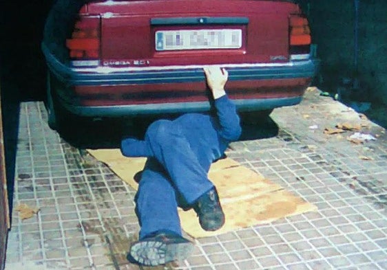 Un mecánico muere aplastado por el coche que reparaba en Requena