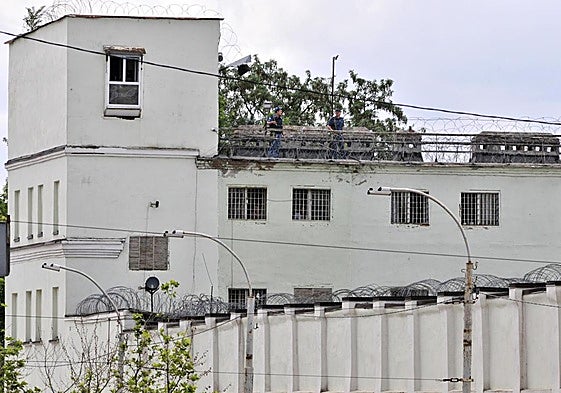 Policías rusos hacen guardia en el penal de Rostov del Don.