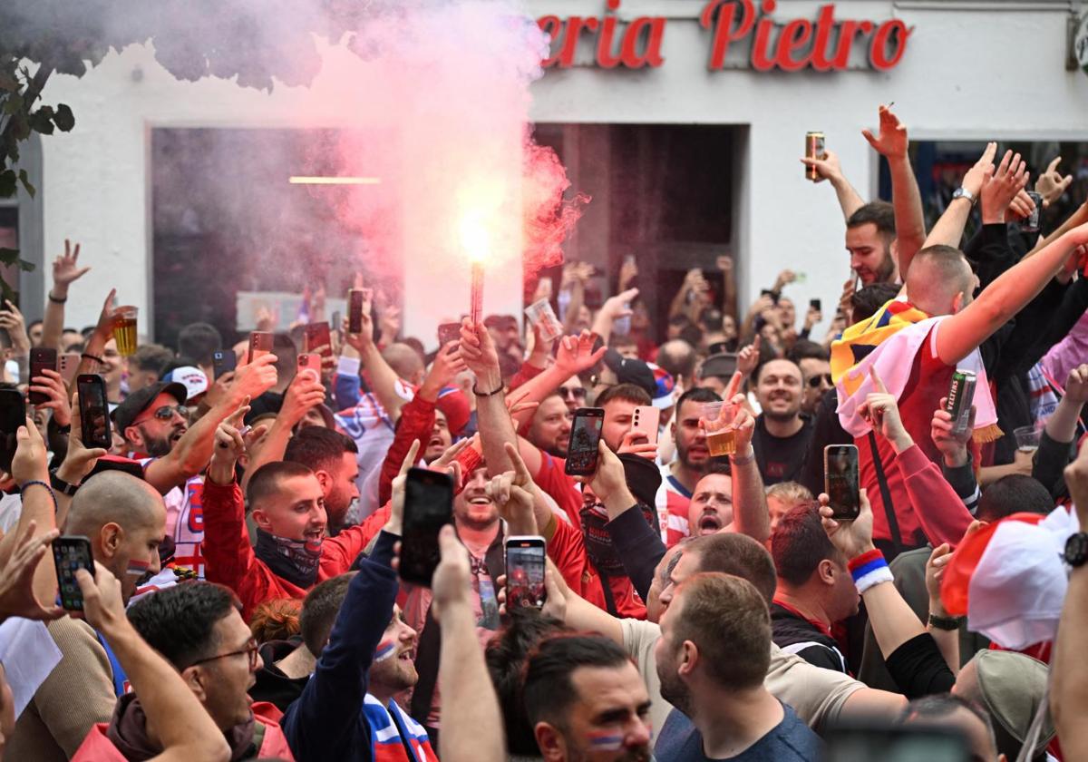 Hinchas serbios en una calle de Gelsenkirchen.