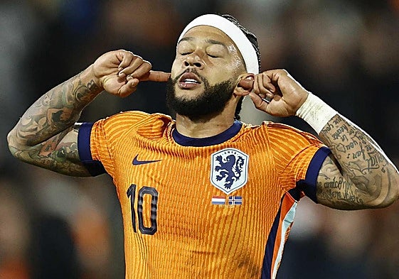 Memphis Depay celebra un gol con Países Bajos.