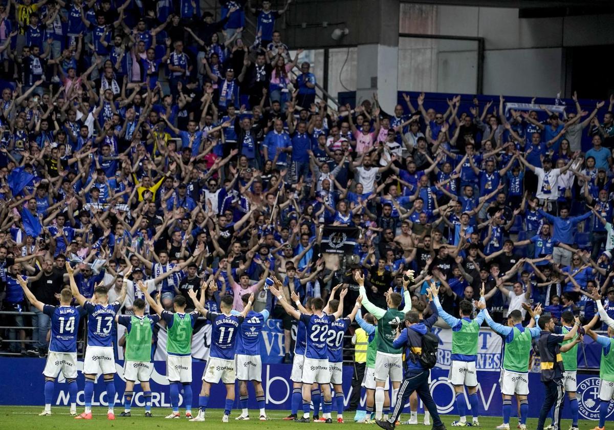 Afición y plantilla celebran la victoria ante el Espanyol.