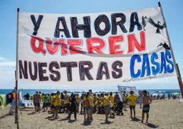 Protestas de vecinos de La Barceloneta contra los pisos turísticos.