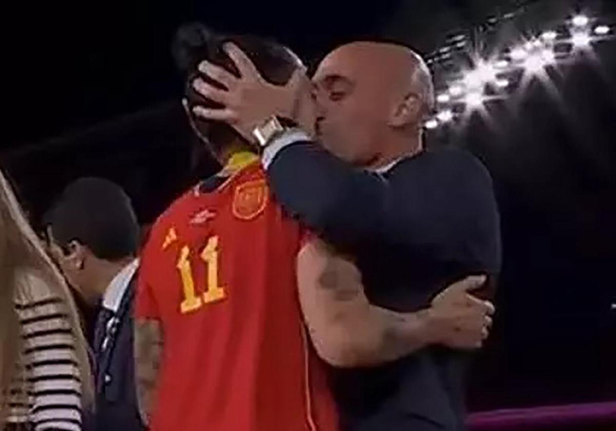 Beso de Luis Rubiales a Jenni Hermoso