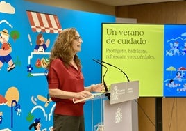 Mónica García, ministra de Sanidad, hoy, en la presentación de la campaña para protegerse del calor.