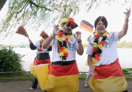 Dos taxistas indios de Hamburgo triunfan con su canción para la Eurocopa