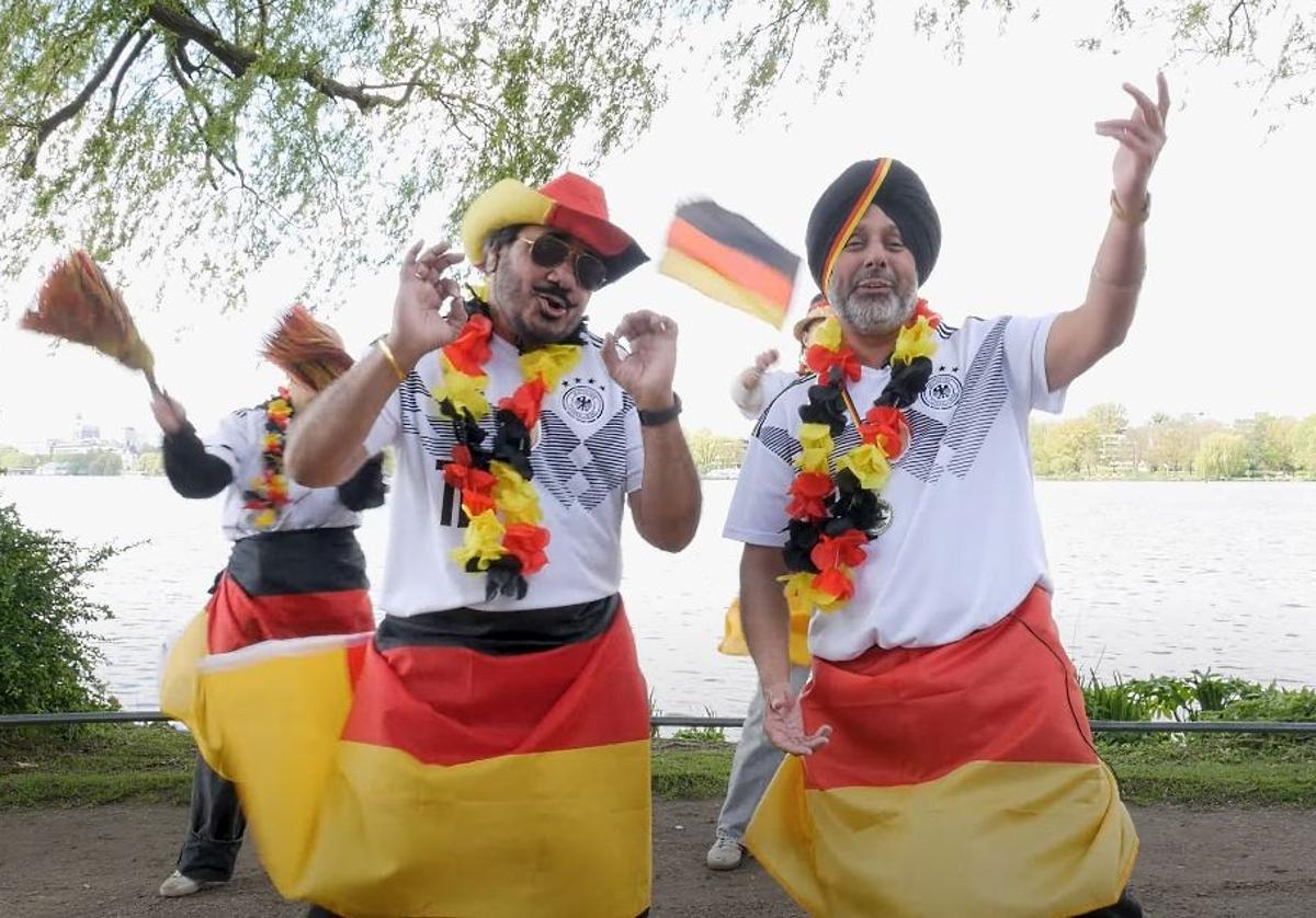 Dos taxistas indios de Hamburgo triunfan con su canción para la Eurocopa