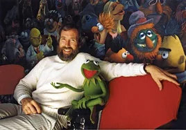 Jim Henson junto a la rana Gustavo, creada con un viejo abrigo de su madre y una pelota de ping pong.