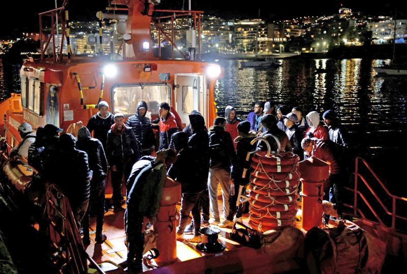 Decenas de migrantes esperan a desembarcar en el puerto de Canarias