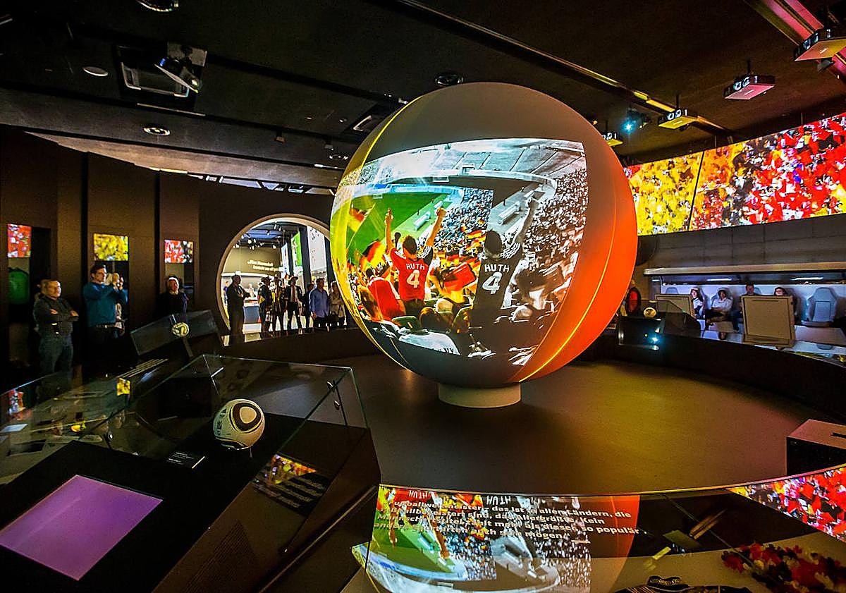 Imagen principal - La promesa de Maradona a Frank Mill, el desconocido campeón del mundo alemán