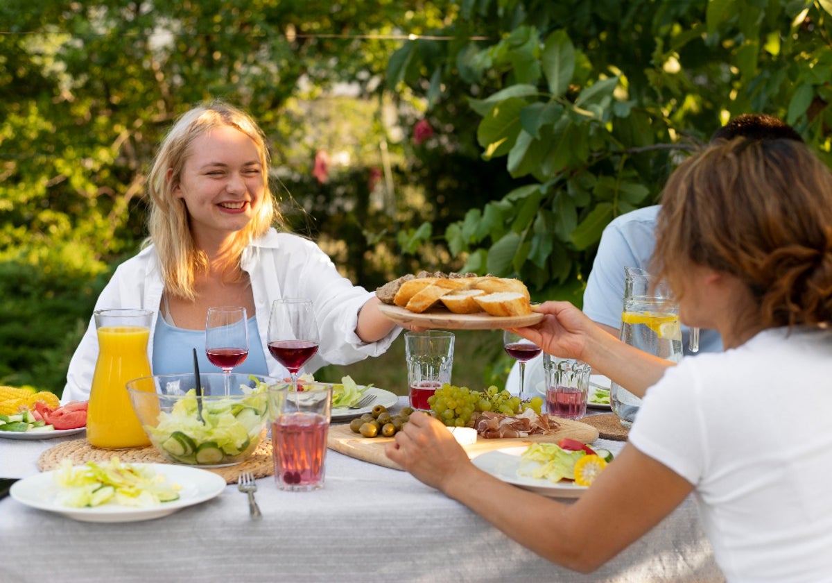 Amigos al aire libre con comida deliciosa