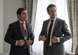 El ministro de Economía, Carlos Cuerpo, junto al presidente de BBVA, Carlos Torres.