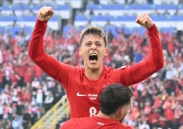 Arda Güler celebra el gol que catapultó a Turquía a la victoria sobre Georgia.