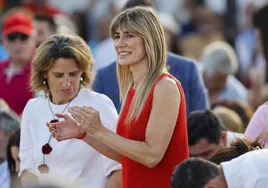 La mujer de Pedro Sánchez, Begoña Gómez, durante un acto electoral de los socialistas en Benalmádena (Málaga).