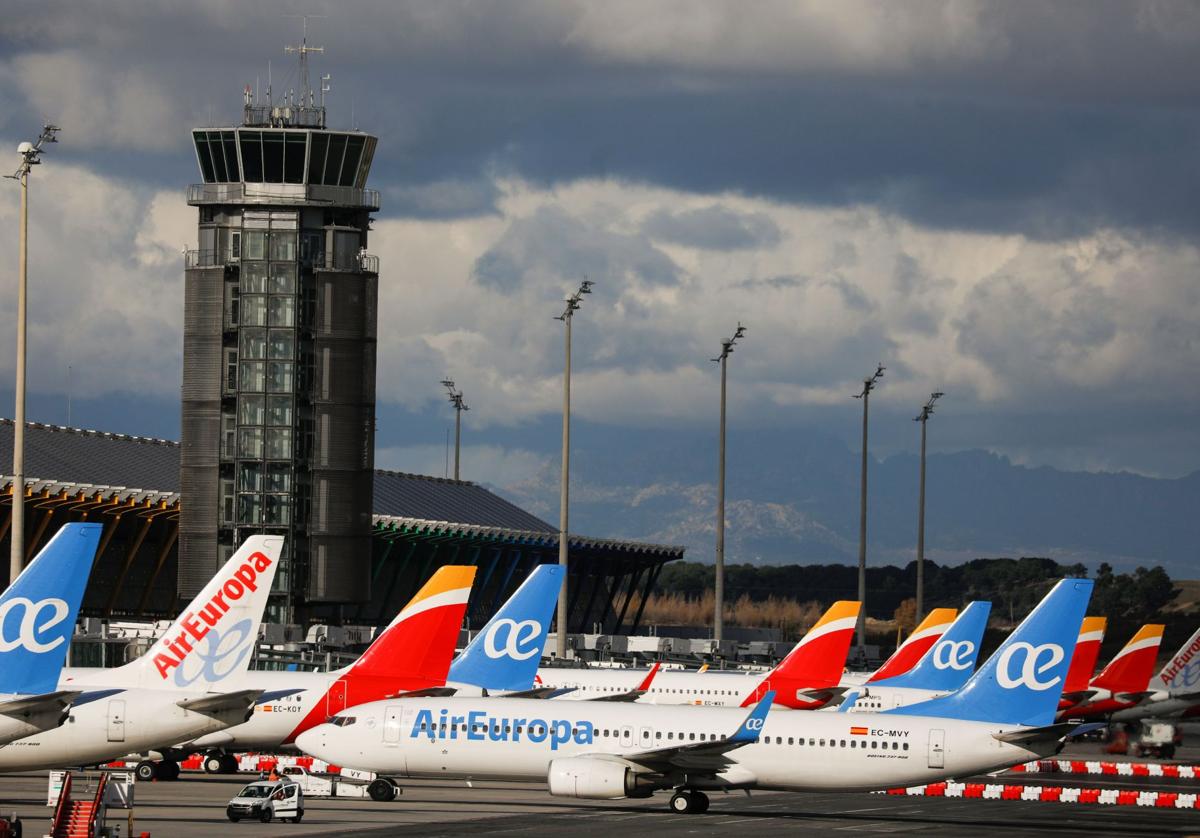 Aviones de Iberia y Air Europa en el aeropuerto de Barajas.