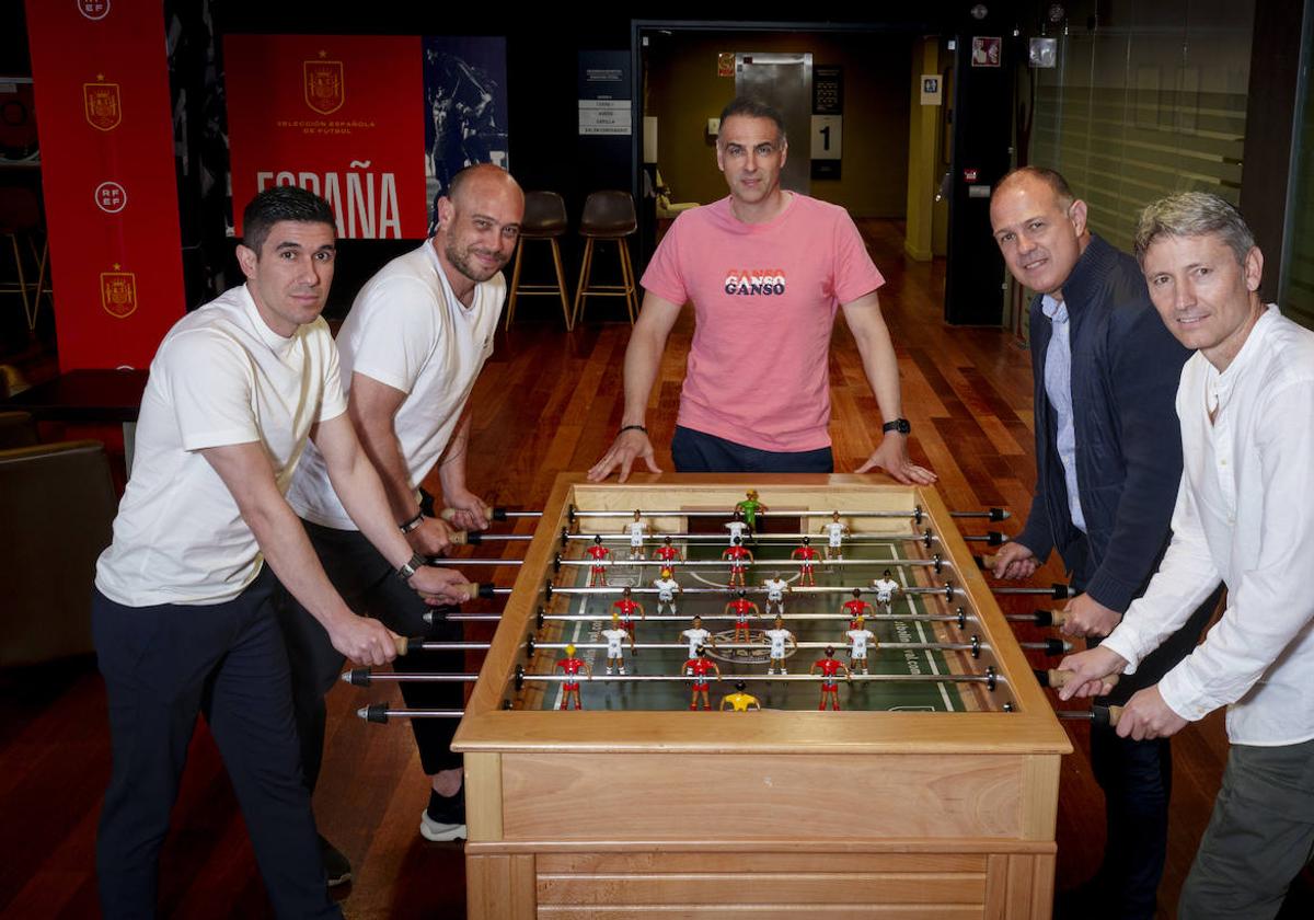 Carlos Cruz, Pablo Peña, Javier López Vallejo, Juanjo González y Miguel Ángel España, ayudantes de De la Fuente.