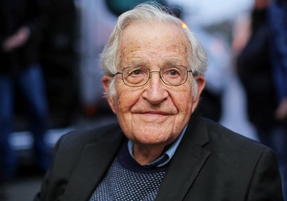 El escritor Noam Chomsky, en delicado estado de salud