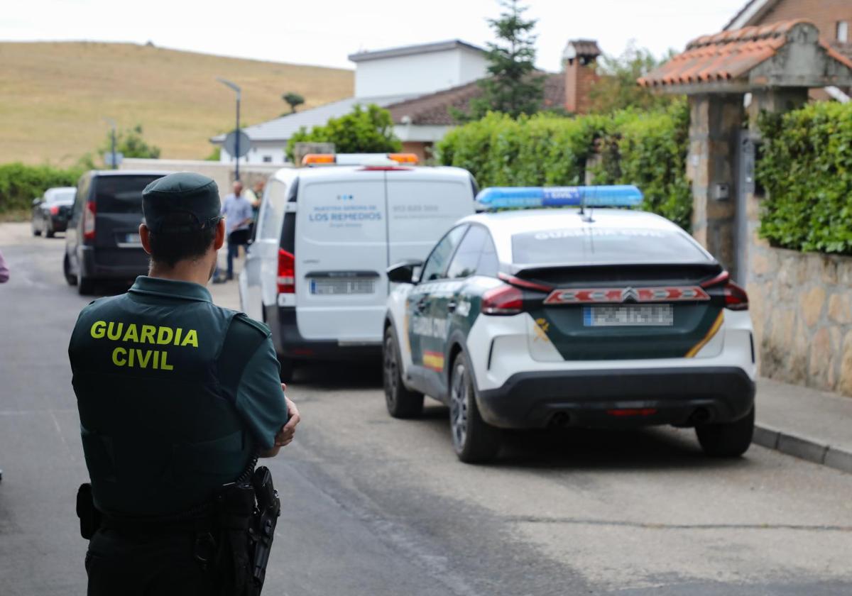 La calle en la que han sucedido los hechos acordonada por la Guardia Civil.