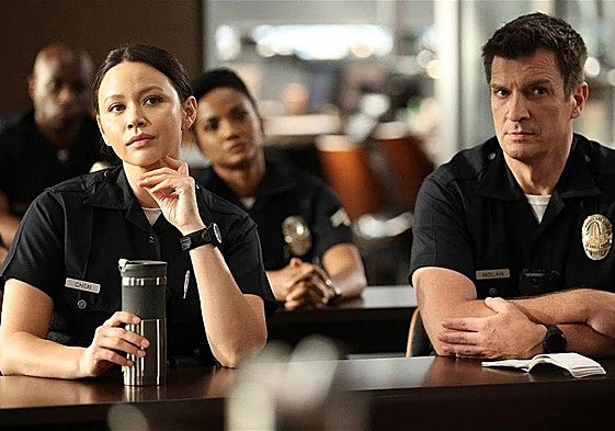 Melissa O'Neil (Chen) y Nathan Fillon (Nolan), en una escena de 'The Rookie'.