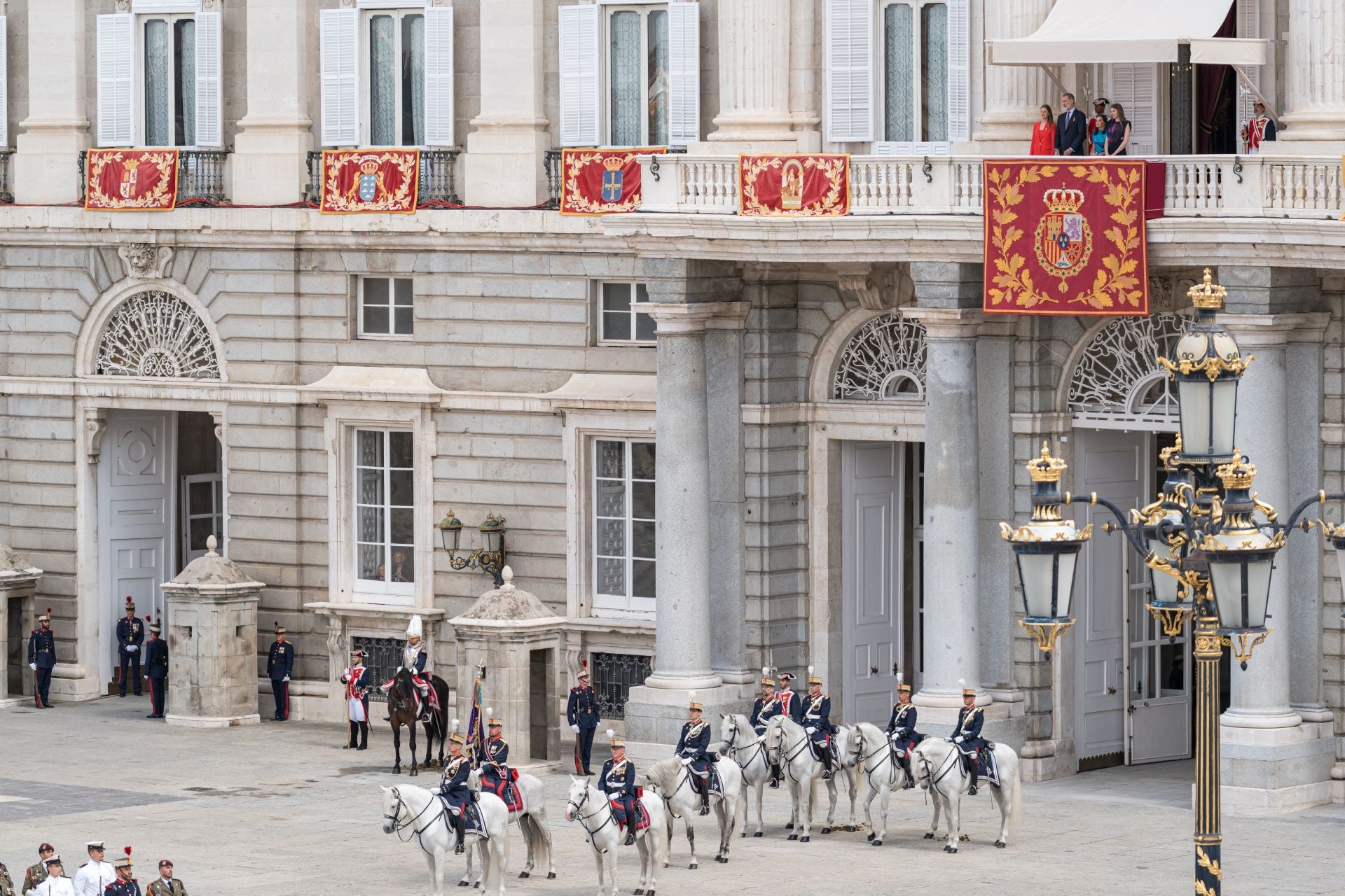 En el balcón, los Reyes, Felipe VI y Letizia, acompañados de sus Altezas Reales la Princesa de Asturias y la Infanta Doña Sofía durante el relevo solemne de la Guardia Real