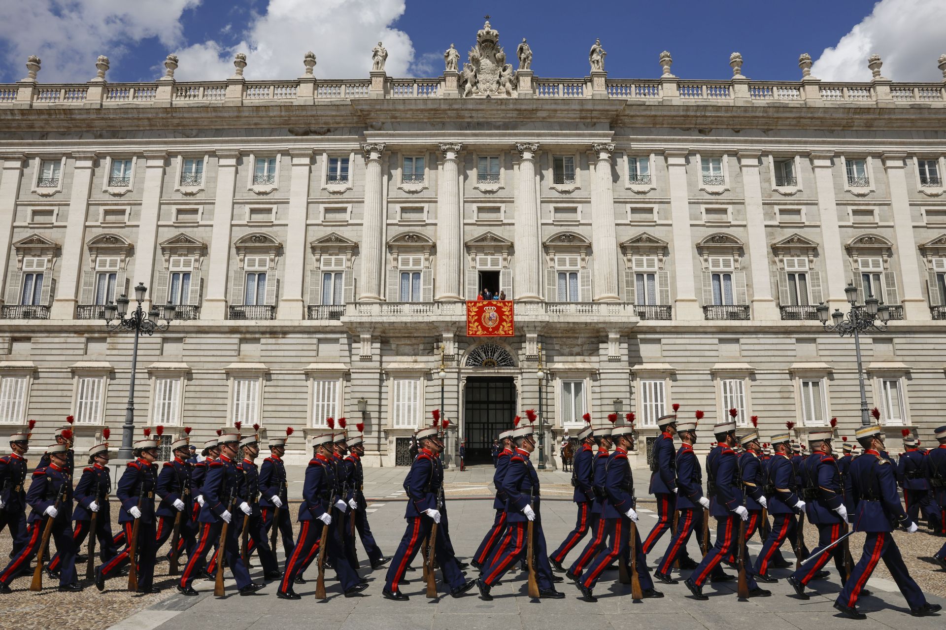 Relevo Solemne de la Guardia Real en la plaza de Oriente frente al Palacio Real en Madrid donde se conmemora el décimo aniversario del reinado de Felipe VI