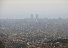 Imagen de archivo en un episodio de contaminación en Barcelona.