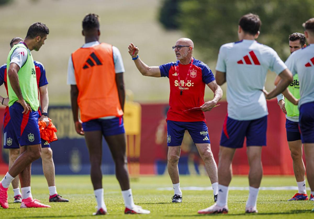 Luis de la Fuente, durante un entrenamiento de la selección española.