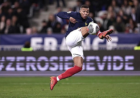 Kylian Mbappé controla el balón durante el partido de fútbol de clasificación del Grupo B para la UEFA EURO 2024.