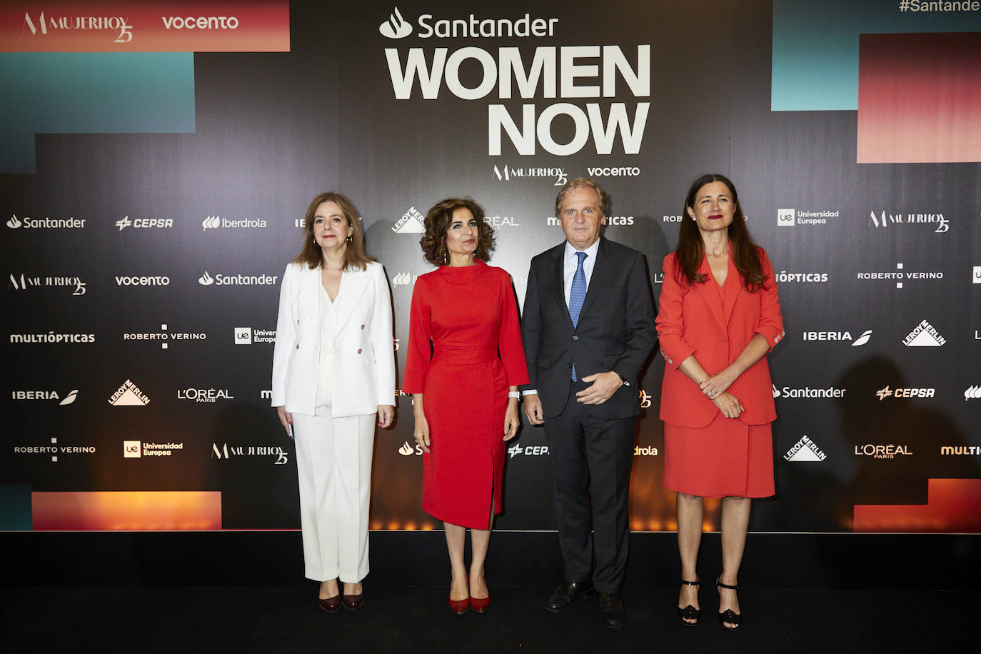 Lourdes Garzón, directora de Mujerhoy, María Jesús Montero, vicepresidenta primera y ministra de Hacienda, Ignacio Ybarra, presidente de Vocento y Samary Fernández Feito, directora General Area Lujo, Estilo de Vida y Revistas.