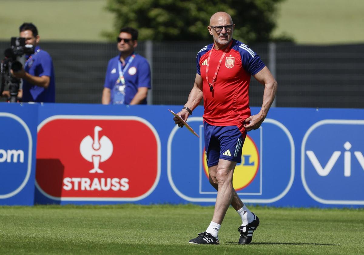 Luis de la Fuente, preparando el duelo ante Italia.