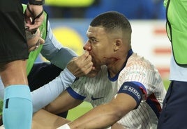 Kylian Mbappé, atendido por los servicios médicos tras su percance ante Austria.