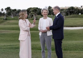 Giorgia Meloni, el canciller alemán Olaf Scholz y la presidenta de la Comisión Europea, Ursula von der Leyen, conversan durante la cumbre del G7 celebrada la semana pasada en Italia.