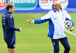 Nicolò Fagioli en el entrenamiento con Luciano Spalletti