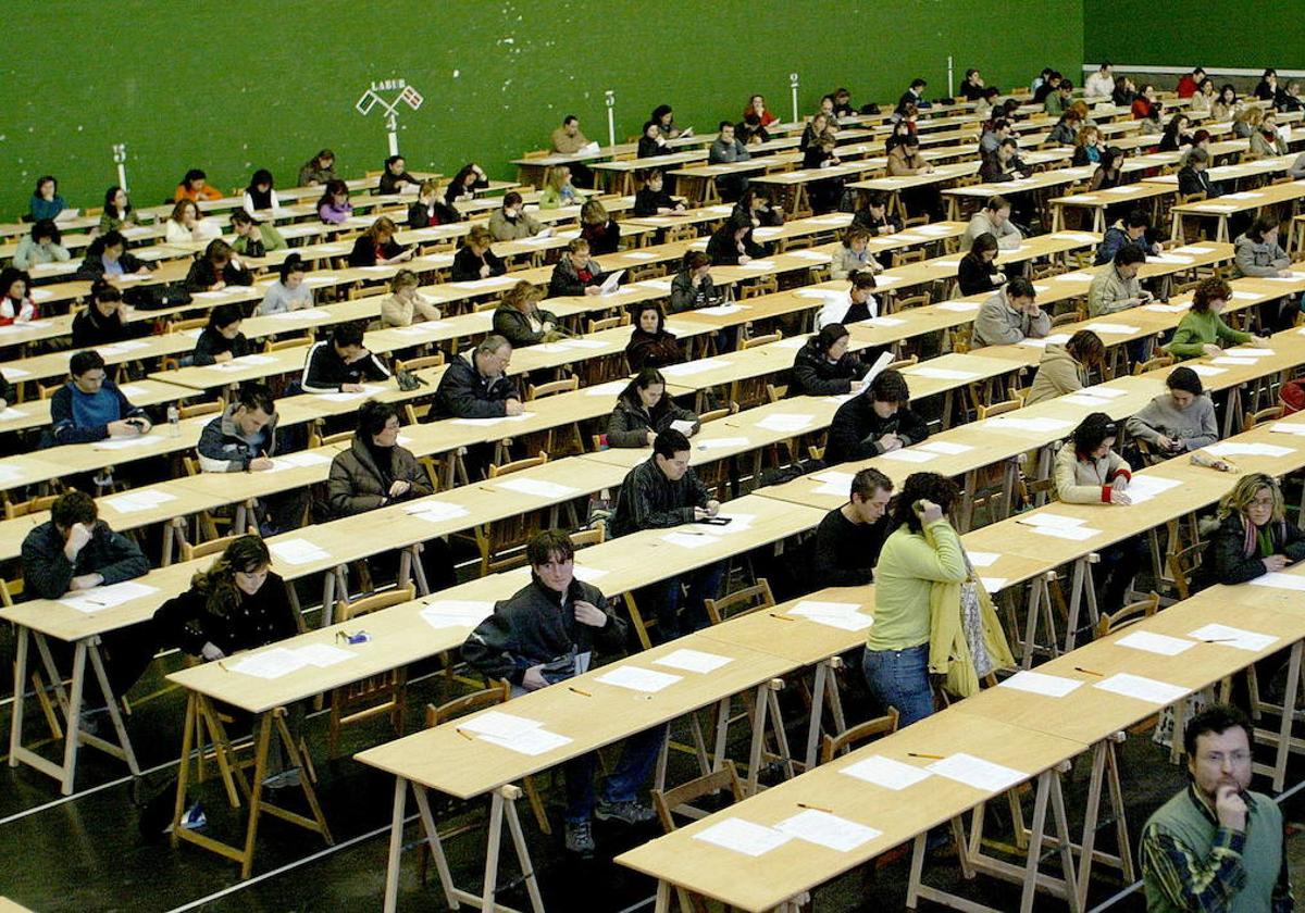 Opositores examinándose en unas pruebas de la Administración.