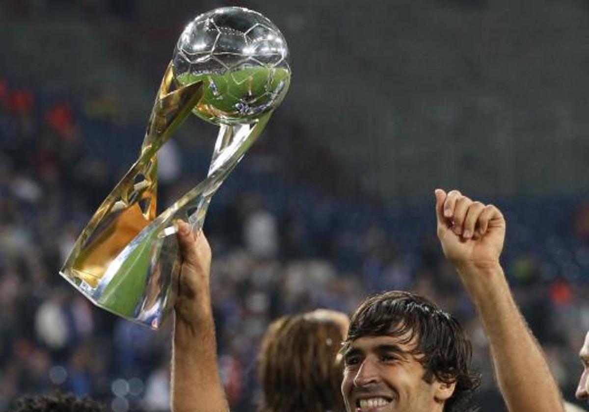 Raúl, celebrando la conquista de la Supercopa alemana.