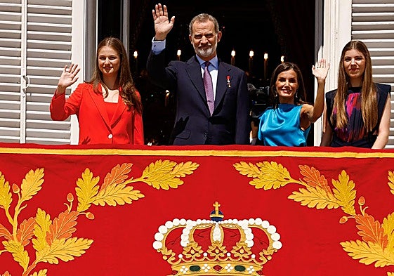 Los Reyes, la Princesa y la Infanta saludan desde el balcón