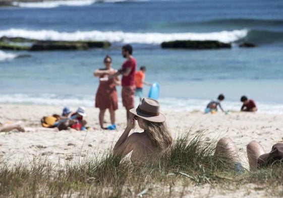 Turistas en la playa.