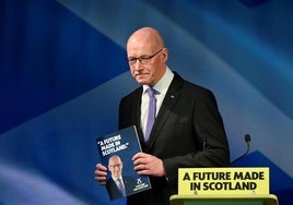 El líder del Partido Nacional Escocés (SNP), John Swinney, muestra una copia de su programa electoral este miércoles en Edimburgo.