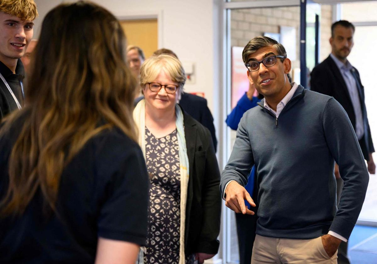 El primer ministro británico y líder del Partido Conservador, Rishi Sunak, habla con aprendices durante una visita a la instalación de energía nuclear.