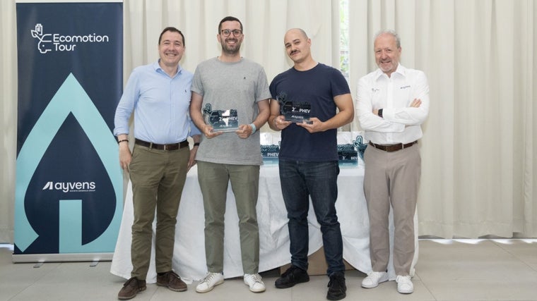 Álvaro Barrera (Seat) y Juan Roig Valor (ABC) recogen el trofeo del Ecomotion 2024.