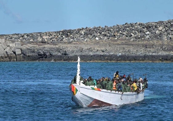 Imagen de un reciente operativo de auxulio de Salvamento Marítimo en el puerto de La Restinga.