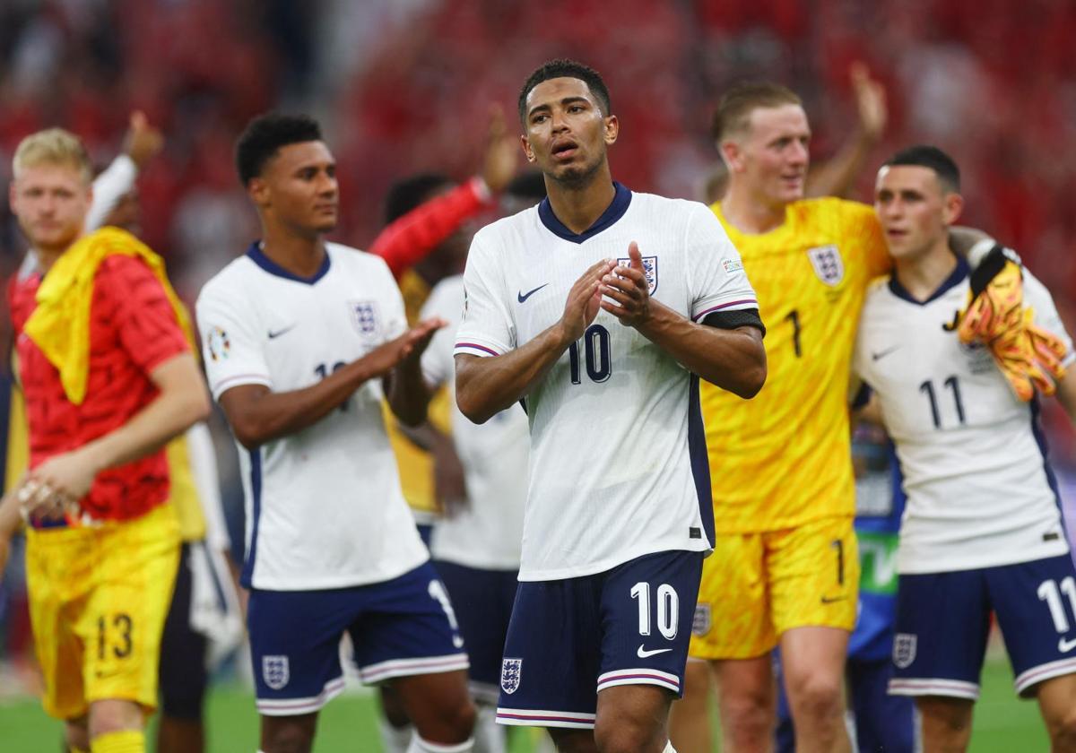 Bellingham junto a sus compañeros de Inglaterra, tras el empate ante Dinamarca.