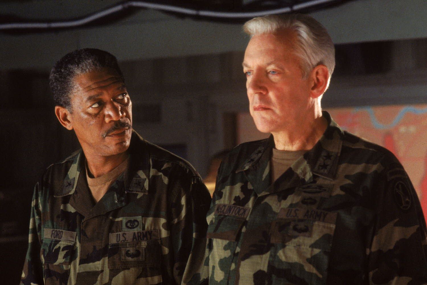 Morgan Freeman (i) y Donald Sutherland (d) en 'Estallido' (1995).