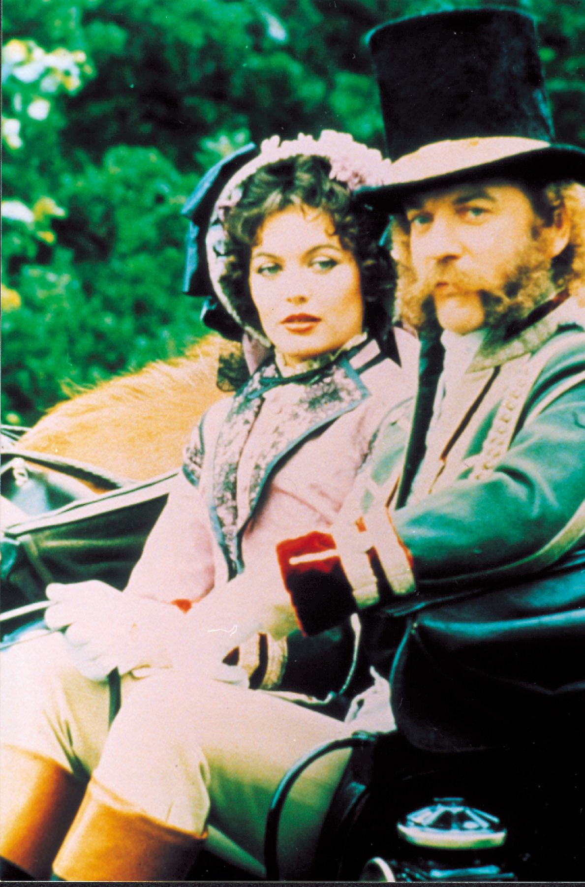 Lesley-Anna Down (i) y Donald Sutherland (d) en 'El primer gran asalto al tren' (1978).