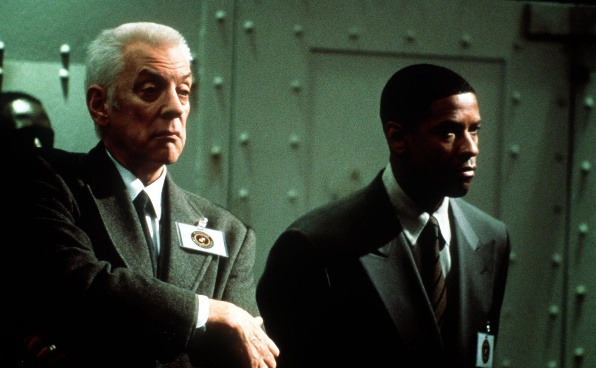 Donald Sutherland (i) y Denzel Washington, en una escena de la película «Fallen» en 1998.